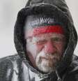 5 de dezembro - Allan Umscheid sofre com a neve eo vento fortes ao operar removedor de neve em Lawrence, Kansas  Foto: AP