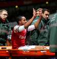 Theo Walcott provoca torcedores do Tottenham enquanto sai de maca; jogador do Arsenal lesionou o joelho e ficará seis meses longe dos gramados  Foto: Getty Images 