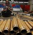 <p>Funcion&aacute;rio verifica um cano de cobre na metal&uacute;rgica SPTF em S&atilde;o Paulo</p>  Foto: Nacho Doce / Reuters