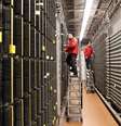 <p>T&eacute;cnicos da TIM trabalham em central telef&ocirc;nica em Roma, a&nbsp;cobertura 4G da operadora totaliza agora 45 cidades do pa&iacute;s.</p>  Foto: Alessandro Bianchi / Reuters