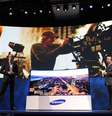 O cineasta Michael Bay (E) participa do evento da Samsung ao lado do vice-presidente da companhia Joe Stinziano, pouco antes de abandonar o palco  Foto: AFP