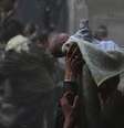 Imagem de bebê resgatado com vida após bombardeio ao distrito de Duma, em Damasco  Foto: Bassam Khabieh / Reuters