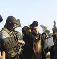 Soldados do Estado Islâmico do Iraque e Levante tentam acalmar civis que protestavam contra a luta rebelde em Aleppo (imago do dia 6 de janeiro)  Foto: Reuters