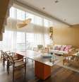 No duplex reformado pela designer de interiores Cristina Barbara a sala de estar e a sala de jantar foram integradas. A distribuição dupla, somada ao pé-direito duplo de 5,47 m dá uma ideia de amplitude e uniformidade. Informações: (11) 3842-8562  Foto: Cristina Barbara Interior Designer