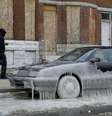 Homem passa por carro coberto de gelo em Baltimore, Estado de Maryland  Foto: AP