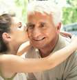 <p>Especialista acredita que forçar as crianças a beijar seus avós pode diminuir os limites do que é aceitável no que diz respeito ao contato físico</p>  Foto: Getty Images 
