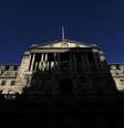 <p>Sombra sobre o prédio do Banco da Inglaterra, em Londres</p>  Foto: Suzanne Plunkett / Reuters
