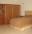 Neste projeto da arquiteta Liane Lautert Etcheverry, a cama alta permite que o idoso se sente e se levante mais facilmente. As gavetas com puxadores em forma de alça facilitam a abertura. Informações: (51) 3332-9638  Foto: Liane Lautert Etcheverry Arquitetura e Consultoria