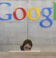 Funcionária atende chamada telefônica em escritório da Google em Zurique, 18 de agosto de 2009. Um novo recurso do Gmail do Google terá como resultado alguns usuários recebendo mensagens de pessoas com as quais eles não compartilharam seus endereços de email, gerando preocupações entre alguns defensores de privacidade.  Foto: Christian Hartmann / Reuters