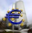 <p>Uma escultura do símbolo do euro fotografada em frente à sede do Banco Central Europeu, em Frankfurt; Na comparação anual, a zona do euro cresceu 0,8% no terceiro trimestre, o mesmo ritmo visto no segundo trimestrE</p>  Foto: Kai Pfaffenbach / Reuters