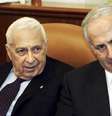 <p>Ariel Sharon (esq.) e o ent&atilde;o ministro das Finan&ccedil;as Benjamin Netanyahu participam de encontro em 2005</p>  Foto: POOL / REUTERS
