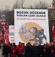 Manifestantes marcham com cartaz crítico ao governo do premiê Recep Tayyip Erdogan em Ancara, capital da Turquia  Foto: AP