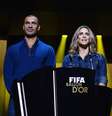 Brasileira Fernanda Lima faz ensaio da Bola de Ouro com o ex-jogador holandês Ruud Gullit  Foto: Getty Images 