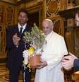 <p>Papa Francisco recebeu Messi recentemente; pont&iacute;fice &eacute; f&atilde; de futebol e pode receber convite para a Copa do Mundo</p>  Foto: Getty Images 
