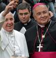 Dom Orani Tempesta (dir.) foi o anfitrião do papa Francisco durante a Jornada Mundial da Juventude  Foto: AFP