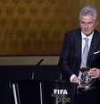 Jupp Heynckes recebe prêmio de melhor treinador de 2013  Foto: AFP