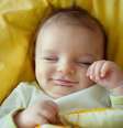 Quando o bebê é bem novinho e sorri, ele demonstra que está sem fome, sem dor, sem calor, nem frio, ou seja, está absolutamente confortável  Foto: Shutterstock