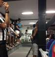 <p>Sala de imprensa da Vila Belmiro foi invadida por torcedores</p>  Foto: Dassler Marques / Terra