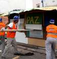 <p>Funcionários da prefeitura, agentes sociais e policiais militares realizam operação para remoção de barracos montados na Cracolândia</p>  Foto: Renato S. Cerqueira / Futura Press
