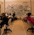 Freelancers ou pequenos empresários que estejam na dúvida entre trabalhar em casa ou alugar um escritório têm mais uma opção: o coworking, espaço que abriga profissionais ou pequenas empresas de diversos ramos e conta com área de trabalho compartilhada ou individual e salas para reuniões. Um deles é o B4i (na foto acima), localizado em São Paulo. Informações: (11) 3372-1717  Foto: B4i