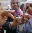 Mulheres egípcias exibem os dedos pintados depois de votar, no Cairo  Foto: AP