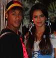 Casal em festa à fantasia no ano passado; segundo a atriz, "tudo está bem" no namoro entre os dois  Foto: Thiago Duran e Caio Duran / AgNews