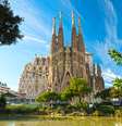 La Sagrada Família - A famosa igreja inacabada foi idealizada por Francisco de Paula del Villar e, ao final de 1883, Antoni Gaudí foi encarregado de continuar o majestoso projeto, mas morreu em 1926 sem ver a construção terminada. Desde então, turistas acompanham a interminável obra com torres que querem alcançar o céu  Foto: Shutterstock