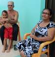 O casal José de Castro Sampaio, 63 anos, e Maria Raimunda Sampaio, 63, diz que ataque a ônibus mudou rotina dos vizinhos  Foto: Janaina Garcia / Terra
