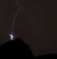 <p>Um dos raios atinge a cabeça do Cristo Redentor</p>  Foto: Mauro Pimentel / Terra