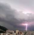 <p>Raios são vistos na região do Pão de Açúcar, ao fundo, com o morro Dona Marta, em Botafogo</p><p> </p>  Foto: Alessandro Buzas / Futura Press