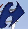 Logotipo da Carrefour fotografado na entrada de um hipermercado da companhia em Brive-La-Gaillarde, na região central da França. O Carrefour disse que as vendas na Espanha voltaram a crescer no quarto trimestre pela primeira vez desde 2008, enquanto os hipermercados franceses também melhoraram embora a um ritmo mais lento do que no trimestre anterior. 8/07/2013.  Foto: Regis Duvignau / Reuters