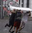 Grupo tenta se proteger da chuva no bairro de Bom Retiro, na região central de São Paulo  Foto: Ricardo Matsukawa / Terra