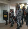 <p>Agentes da For&ccedil;a Nacional e homens da Tropa de Choque da PM do Maranh&atilde;o entraram pouco antes das 14h desta quinta-feira em uma das unidades do Complexo Penitenci&aacute;rio de Pedrinhas para conter um princ&iacute;pio de rebeli&atilde;o</p>  Foto: Janaina Garcia / Terra