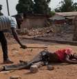 Foto de 31 de dezembro mostra membro de legião de um bairro de Bangui agredir corpo de homem muçulmano  Foto: AP