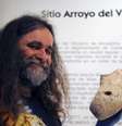 Richard Farina segura fóssil que pode indicar a presença humana nas Américas muito antes do que se pensava  Foto: AFP