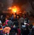 Apoiadores da Irmandade Muçulmana entram em confronto com civis e policiais no distrito de Alf Masskan, no Cairo  Foto: AFP