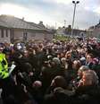 Cidadãos e jornalistas acompanham instruções da polícia para as buscas por Mikaeel em Edimburgo  Foto: AP
