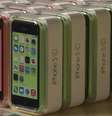 <p>Celulares Apple iPhone 5c em uma loja da Apple na Fifth Avenue em Manhattan, Nova York</p>  Foto: Adrees Latif / Reuters