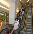 Cerca de 20 pessoas participaram neste domingo do "rolezinho" no Moinhos Shopping, em Porto Alegre. No Facebook,  havia mais de 500 confirmados no evento  Foto: Daniel Boucinha / Futura Press
