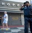 Segurança vigia shopping fechado no bairro do Leblon, no Rio de Janeiro. Dois centros de compras fecharam as portas devido a um "rolezinho" que ocorreria em um deles  Foto: Mauro Pimentel / Terra