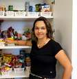 A personal organizer Samantha Stofel afirma que o primeiro passo para organizar a despensa é separar e classificar os alimentos  Foto: Camilo Lobo Santos/PrimaPagina