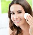 Conhecido como água ou solução micelar, cosmético é capaz de limpar e tonificar a pele sem causar agressões e qualquer tipo de reação adversa     Foto: Shutterstock