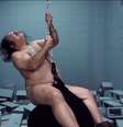 O lendário Ron Jeremy, conhecido por seus trabalhos como ator pornô décadas atrás, virou um fenômeno no You Tube com um vídeo que faz paródia do clipe do hit Wrecking Ball, da cantora Miley Cyrus. Assistida por mais de 1,3 milhão de pessoas até a tarde desta terça-feira (21), dois dias depois de ir ao ar pela primeira vez, a produção imita cena a cena o trabalho da estrela - mas com o vocal arrastado do bigodudo sessentão, que faz de suas caras e bocas supostamente sensuais algo hilário  Foto: You Tube / Reprodução