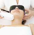 Por ser pouco agressivo à pele facial, peeling fotoativado pode ser feito durante o verão  Foto: Thinkstock