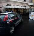 Viatura policial em frente a uma pizzaria no centro histórico de Roma  Foto: AFP
