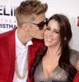 O cantor ao lado da mãe, Pattie Mallette, em evento realizado em dezembro do ano passado  Foto: AFP