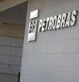 <p>Um homem passa pelo prédio da Universidade Petrobras no Rio de Janeiro</p>  Foto: Ricardo Moraes / Reuters
