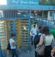 Passageiros são barrados na estação Bento Ribeiro da Supervia  Foto: Arion Marinho / Futura Press