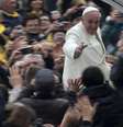 Papa Francisco entre fiéis na Praça São Pedro  Foto: AP