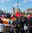 Funcionários públicos federais e do Estado do Rio Grande do Norte protestaram nesta quarta-feira em uma área próxima à Arena das Dunas, em Natal, que foi inaugurada hoje pela presidente Dilma Rousseff  Foto: Moacir Nascimento / Futura Press